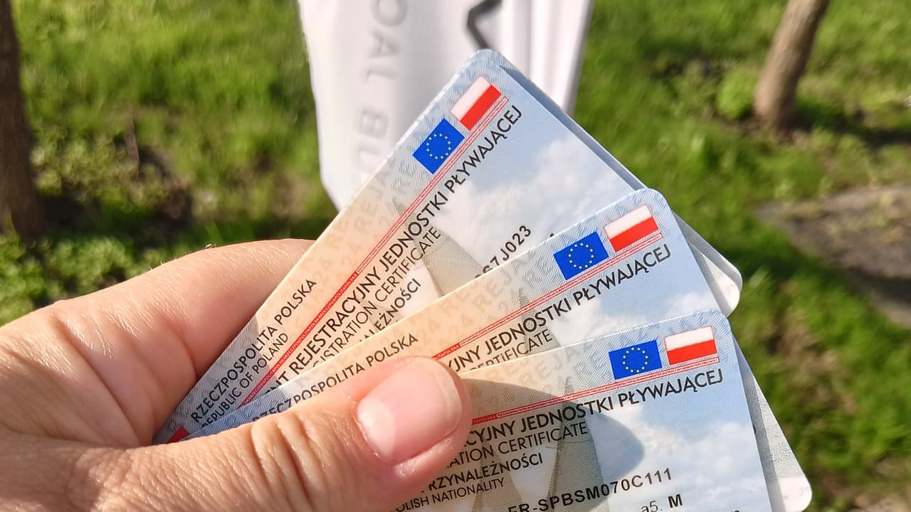 Dokumenty rejestracyjne jednostki plywajacej REJA24 w dloni